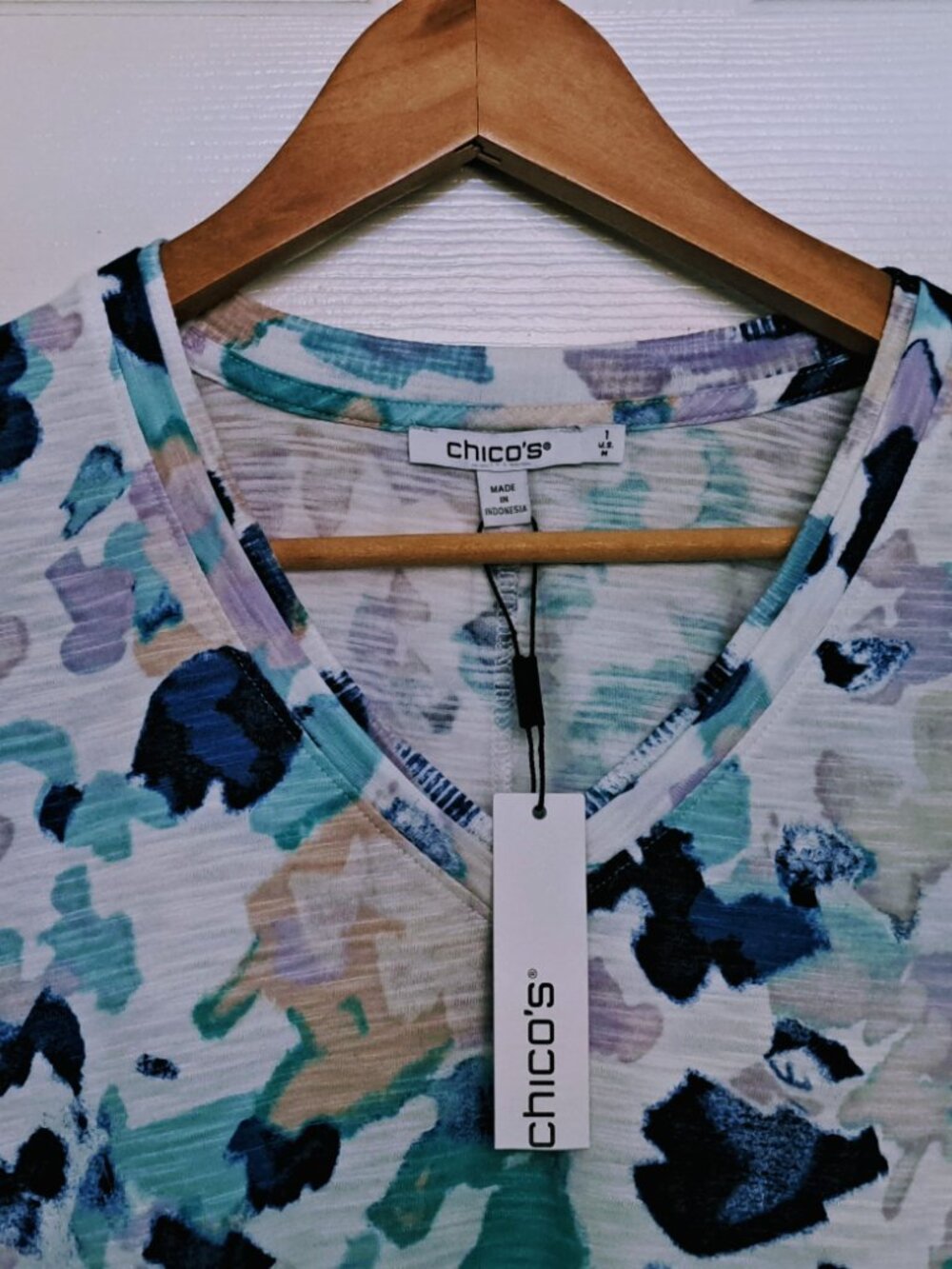 Chico's Tee Women small 1 floral Short Sleeve Cotton blend V Neck Casual Top NWT - Picture 2 of 12
